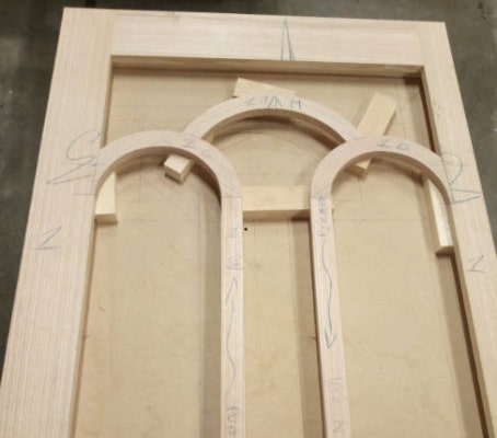 Une porte en bois fabriquée sur mesure dans l'ateleir de M LEBRETON au Loroux-Bottereau