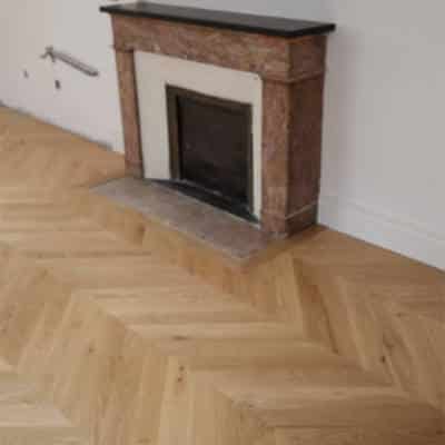 d'un parquet en chêne massif à bâtons rompus dans un appartement nantais.