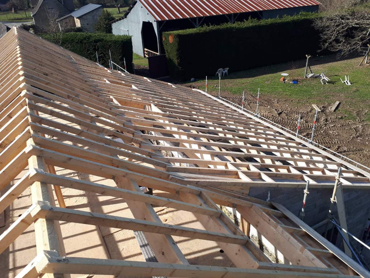 Vue sur une charpente en bois d'être installé sur une toiture